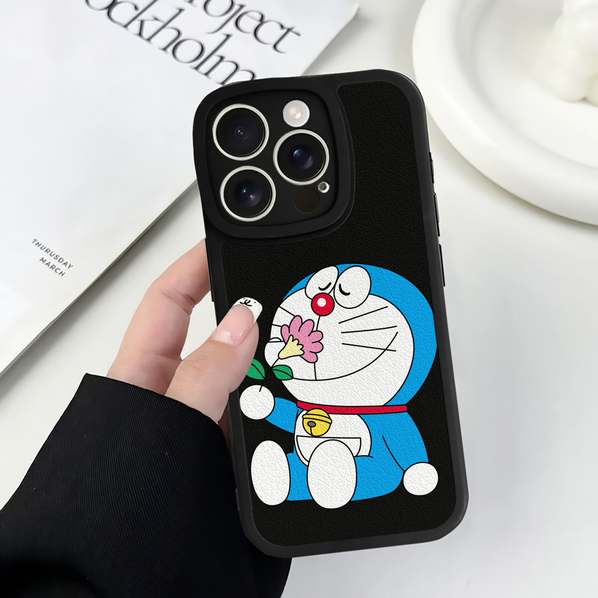 （画像用） ドラえもん Doraemon 【iPhone 16シリーズ対応】シリコンスマホケース（レザー調） 材質：シリコン